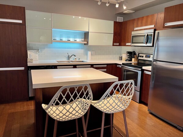 雪櫃、微波爐、焗爐、爐具