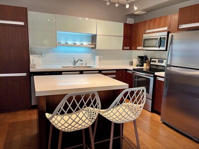 Modern Luxurious 2 BR Condo + Pool + Hot Tub + Games Room + Gym