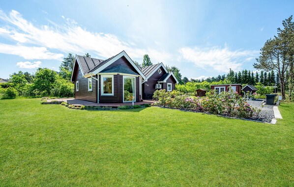 Exterior - 4 bedroom amazing home in Fårvang (Fårvang)