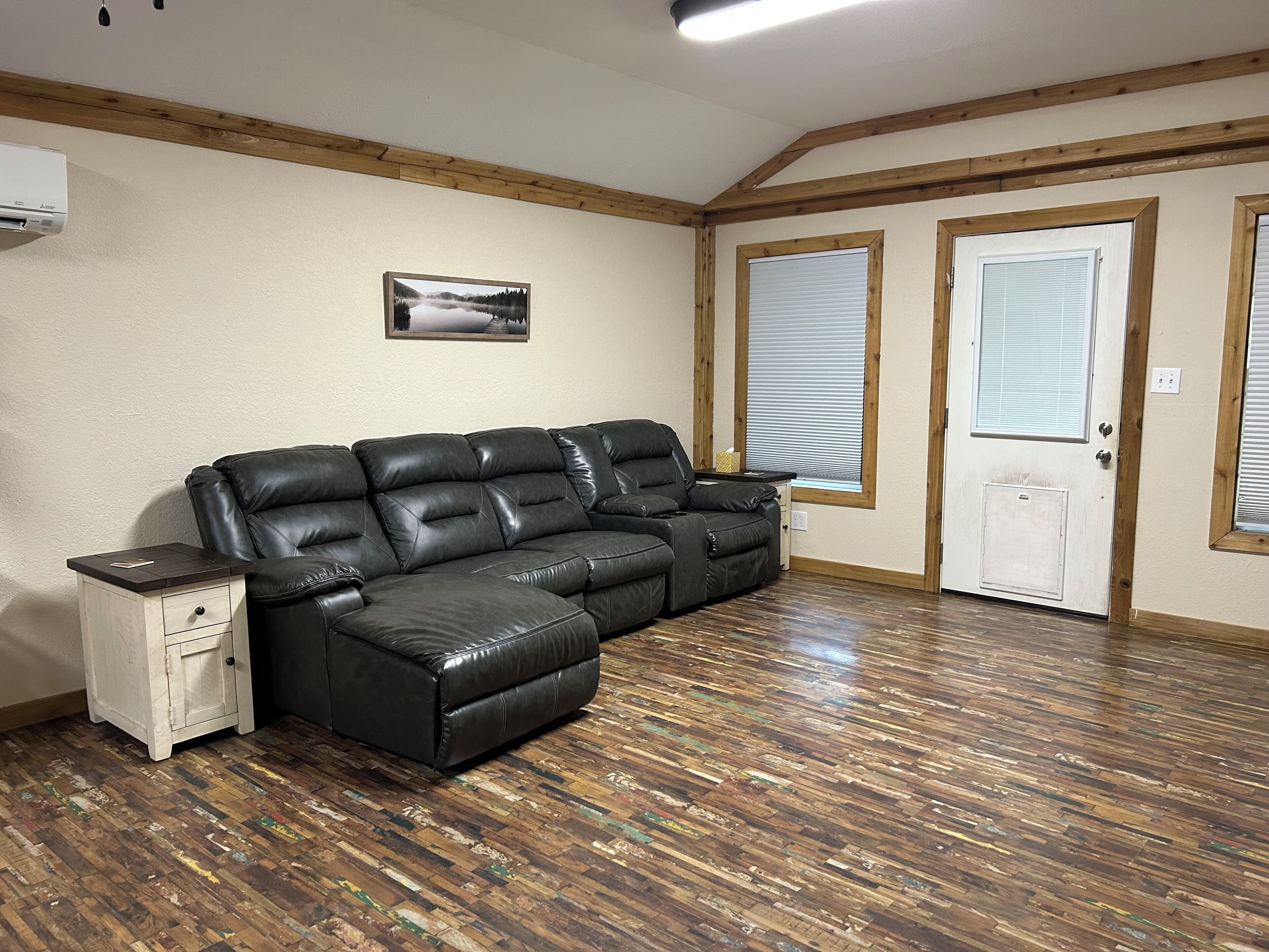 Een smart-tv, een dvd-speler, boeken en een filmbibliotheek