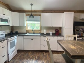 雪櫃、微波爐、焗爐、爐具