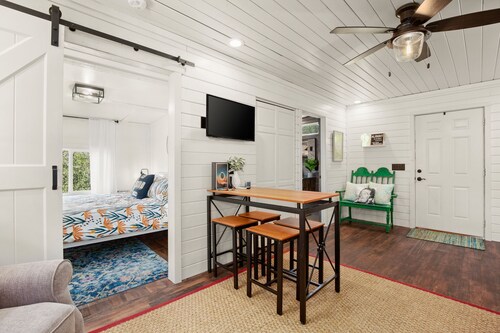 Cabin in Hill Country 1 bed, 1 bath w/ hot tub, gym, sauna, & cold plunge