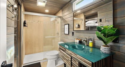 Cabin in Hill Country 1 bed, 1 bath w/ hot tub, gym, sauna, & cold plunge