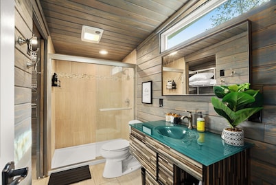 Cabin in Hill Country 1 bed, 1 bath w/ hot tub, gym, sauna, & cold plunge