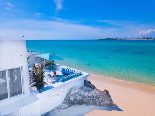 Stunning, Modern & Bright Beachfront Villa