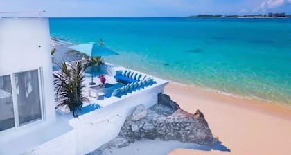 Stunning, Modern & Bright Beachfront Villa