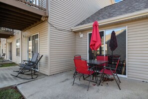 Outdoor dining - 2-bedroom condo just 10 minutes from Lake Taneycomo (Branson)