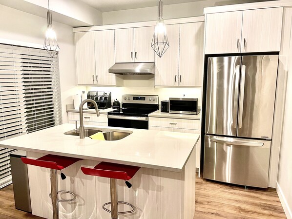 ثلاجة، ميكروويف، فرن، موقد طهي مسطح