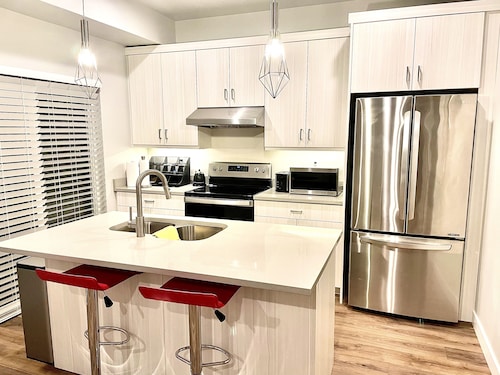 3 BR. 3BA. IMMACULATE TOWNHOME IN DRAPER