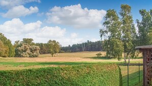 A rural landscape with a field, trees, and a wooden structure. - Nice apartment in Rankwitz/ OT Suckow with sauna (Rankwitz/ OT Suckow)