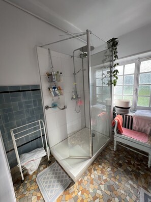 Dusche, Haartrockner, Bidet, Handtücher