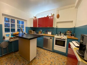 Jääkaappi, mikroaaltouuni, uuni, liesi