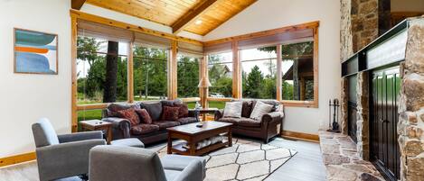 Smart-TV, Kamin, Stereoanlage