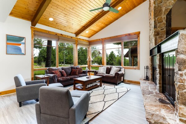 Smart TV, fireplace, stereo