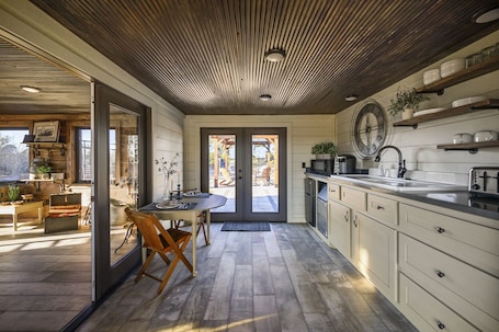 Fridge, microwave, coffee/tea maker, toaster. Cabin, romantic, peaceful, beautiful view