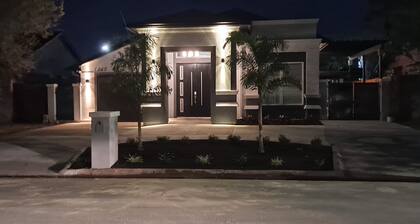 Newly Remodeled Modern Great Location 4BR 7 Beds Close to Many Attractions