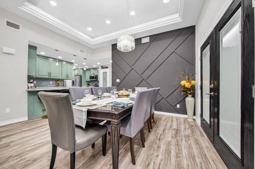 Newly Remodeled Modern Great Location 4BR 7 Beds Close to Many Attractions