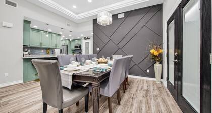 Newly Remodeled Modern Great Location 4BR 7 Beds Close to Many Attractions