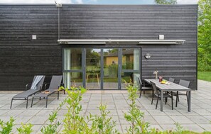 Outdoor dining - Lovely home in Nexø with WiFi (Nexø)
