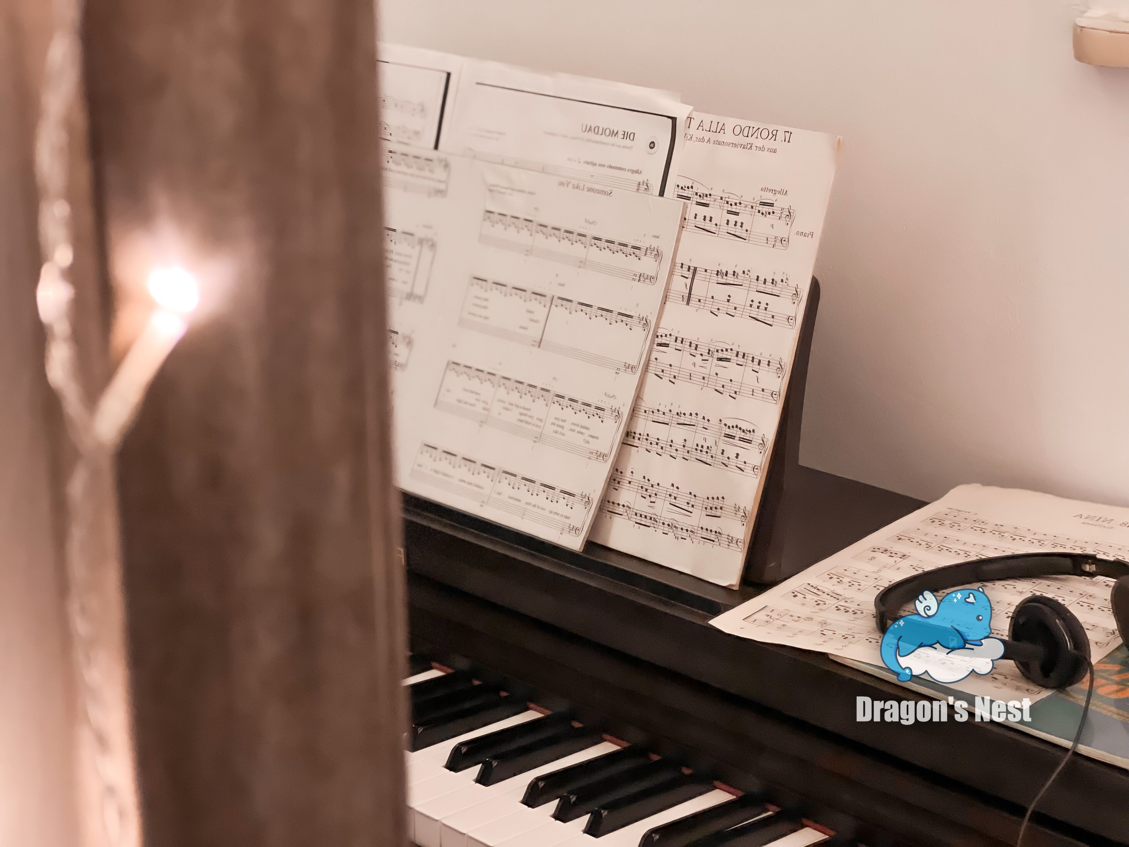 Ein Klavier mit Noten und Kopfhörern darauf.