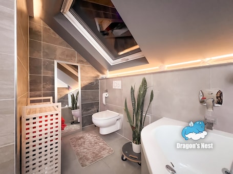 Combined shower/bathtub, jetted bath, free toiletries, hair dryer. Dragon’s Nest: Cozy & modern attic loft Nuremberg