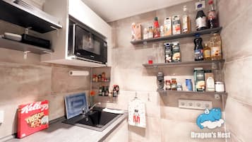Kühlschrank, Mikrowelle, Ofen, Herdplatte