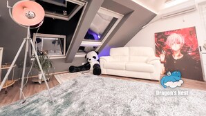 Una sala de estar moderna con un sofá blanco, un ventanal grande, un peluche de panda y un póster en la pared.