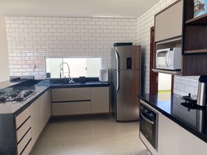 Geladeira, micro-ondas, fogão, cooktop