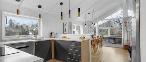 Frigorifero, piano cottura, lavastoviglie, macchina per tè/caffè