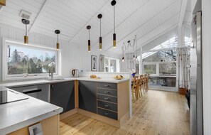 Frigorífico, microondas, placa de cocina y lavavajillas