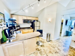 Fridge, microwave, oven, stovetop - Adorable 1-Bedroom Cottage with Fireplace (Sacramento)