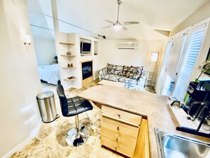 1 bedroom, iron/ironing board, free WiFi, bed sheets - Adorable 1-Bedroom Cottage with Fireplace (Sacramento)