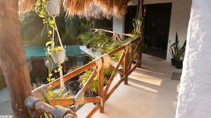 Habitación doble estándar, 2 camas matrimoniales | Terraza o patio