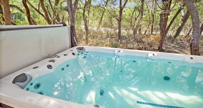 Stylish themed cabin w/hot tub, gym, sauna, and cold plunge