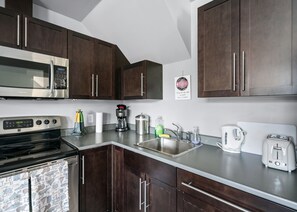 Refrigerador, microondas, horno, placa de cocina