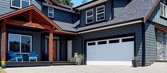 Modern 1 bedroom suite near trails, lakes and beaches.