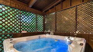 Ein Whirlpool mit Holzinnenraum und Gitterverkleidung.
