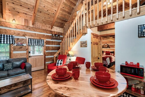 Cabin-king master, 2 bath, private loft w/ queen & twin,  HOT TUB, flat driveway