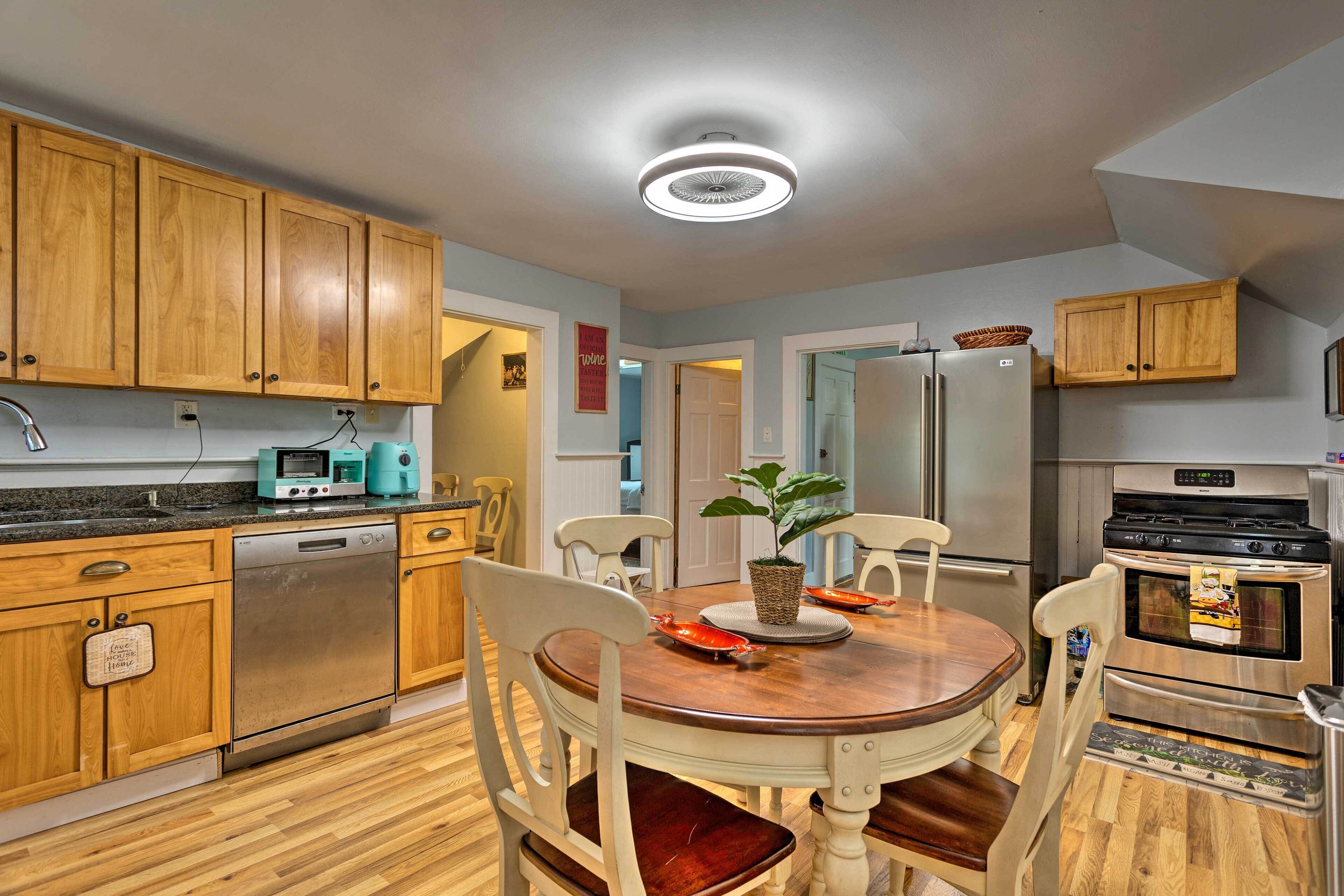 Fridge, microwave, stovetop, dishwasher