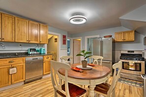 Fridge, microwave, stovetop, dishwasher - Boston Area Hub By Train Station, Gillette Stadium (Stoughton)
