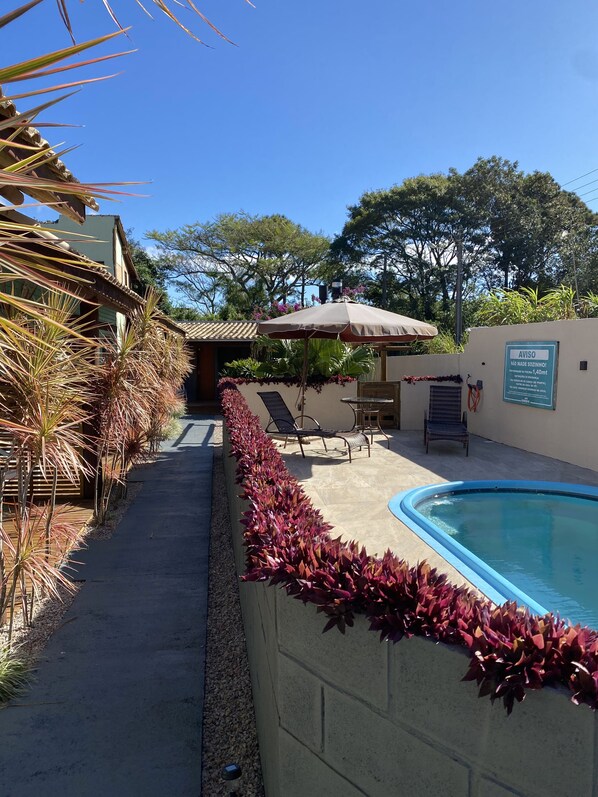 Kolam renang outdoor musiman