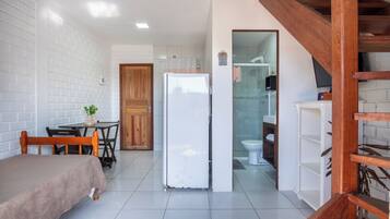 Design Studio, Lanai | Hypo-allergenic bedding, individually decorated, individually furnished