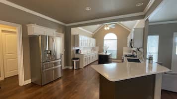 冰箱、微波炉、烤箱、炉灶