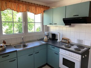 Frigorifero, forno, piano cottura, macchina per tè/caffè