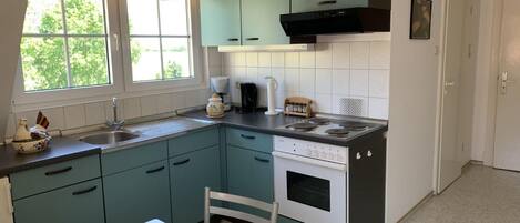 Réfrigérateur, four, plaque de cuisson, cafetière/bouilloire