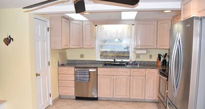 Lotti's Landing - Seaside Beach House - Onset, MA