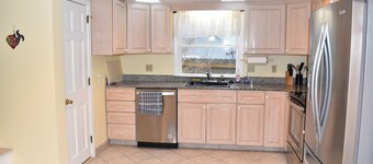 Lotti's Landing - Seaside Beach House - Onset, MA