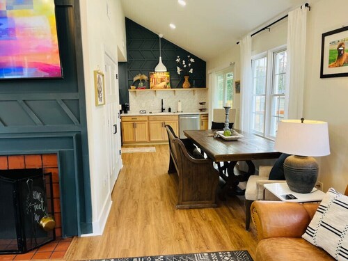 Beautiful Pet Friendly Home in Central Spartanburg Sleeps 6