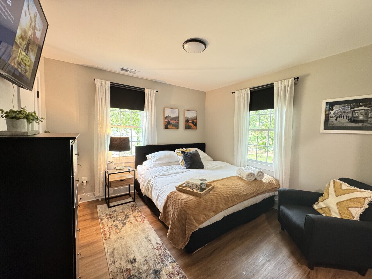 3 habitaciones, escritorio y tabla de planchar con plancha 