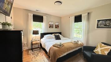 3 habitaciones, escritorio y tabla de planchar con plancha